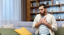 Meteorologii anunță ploi, lapoviţă şi ninsoare în toată țara. Variațiile bruște de temperatură cresc riscul de AVC si infarct