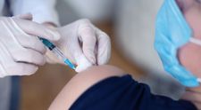Rusia vrea să ia o decizie inedită: Persoanele nevaccinate să nu-și mai poată cumpăra alcool