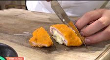 Chef Alin Barabancea transformă un preparat celebru într-o rețetă pe care o poate face oricine acasă! Vezi cu faci cordon bleu mediteranean și lapte de pasăre