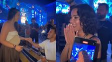 O tânără a fost cerută în căsătorie la Untold, în timpul concertului susținut de Inna: „Știi de ce ești aici? Îți spune iubitul tău.” Reacția artistei este incredibilă