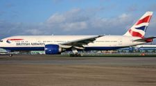 Pilot unui avion, evacuat de politie din cabina de pilotaj