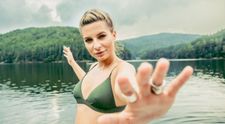 Ana Baniciu a lansat piesa Faci sau taci, cu o săptămână înainte de debutul pe marile ecrane