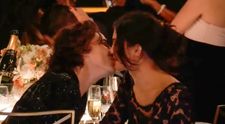 Cel mai viral moment de la Globurile de Aur, descifrat! Ce și-au spus, în realitate, Kylie Jenner și Timothée Chalamet înainte să se sărute