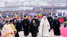 Îndemn la rugăciune pentru ferirea de furtuni şi inundaţii. Patriarhia Română: Vor bate clopotele bisericilor pentru dispersarea norilor