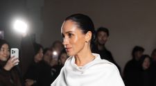 Meghan Markle, ironizată pentru apariția ei la Paris. Fanii cred că s-a făcut de râs: ”Zoolander înfășurat în hârtie igienică... a doua venire a lui Mesia”