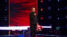 Momentul care va intra în istoria show-ului! George Mihăiță vine de pe platoul de filmare al serialului Tătuțu' pe scena de la Vocea României și oferă o dedicație specială pentru Theo Rose