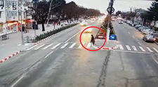 VIDEO Doi copii, spulberați pe trecerea de pietoni de un șofer neatent