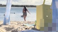 O influenceriță și-a lăsat bebelușul să doarmă singur pe plajă, în timp ce ea a plecat să înoate în mare. Imaginile i-au șocat pe urmăritorii ei