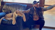 Dani Mocanu revine la vechile năravuri! Manelistul a lansat un nou clip în care apare alături de un leu