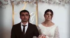 Părinții s-au supărat după ce internauții i-au numit pe cei doi „cei mai triști miri din istorie”. „Mireasa mai are puțin și izbucnește în plâns”