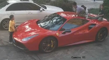 Momentul în care patru copii vandalizează un Ferrari de aproape 700.000 de dolari. Ce au surprins camerele de supraveghere