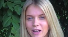 Cu blondele nu te pui. Ce pateste o bruneta sexy, intr-o decapotabila, pentru ca a fost lipsita de bun simt: VIDEO