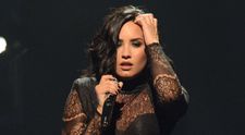 Se mandreste cu formele ei in orice conditii. Aparitie extrem de sexy pentru Demi Lovato la un concert