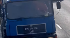 Cati oameni ar fi procedat la fel? A observat ceva ciudat pe autostrada si a oprit imediat masina. Ce face mai apoi merita aprecierea noastra