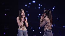 Confruntări Vocea României, 14 noiembrie 2025. Situație fără precedent la Vocea României! După ce s-a încheiat momentul pus în scenă de Sunamita Beza și al Denisa Puițău, antrenorii s-au duelat în argumente pentru a o câștiga pe una dintre fete. Pe cine a „furat” Irina de la Tudor Chirilă