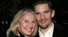 Mama lui Ethan Hawke, Leslie Hawke, strânge bani din SUA pentru familiile afectate de coronavirus din România