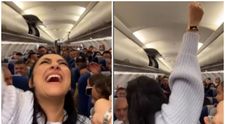 Andra a ridicat toți pasagerii dintr-un avion în picioare! Artista, virală pe net cu un clip de senzație