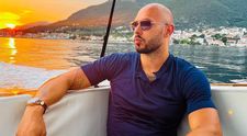 Andrew Tate susține că este victima unei înscenări! Ce a postat milionarul din arest