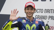 Valentino Rossi, alături de partenera lui pe iaht. Cei doi nu s-au ferit să facă gesturi tandre