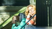 Departe de strălucirea Hollywoodului! O actriță celebră, de nerecunoscut într-o zi obișnuită pe străzile din New York. Paparazzii au surprins-o în timp ce-și consola fiica într-un moment vulnerabil