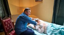 În această seară, în TĂTUȚU’, Stavrositu va afla că pericolul este mai aproape decât crede: „Frate-tu e ologit în spital din vina ăstora și tu te pupi cu ei pe gură?!”