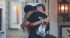 Formează cel mai nou cuplu din showbiz! Paparazzi i-au surprins în ipostaze incendiare pe balcon. Nu și-au putut dezlipi mâinile și buzele unul de celălalt. Acum este clar: Brooks Nader și Taron Egerton sunt împreună