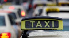 Taximetrist bătut de o femeie în prezența copilului ei. Motivul care a înfuriat-o