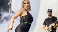 Bebe Rexha face spagatul îmbrăcată doar în tanga, pe podeaua din baie