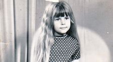 De mică a purtat breton! Tu o recunoști? Astăzi este una dintre cele mai controversate blonde din România, iar în trecut a avut probleme mari cu legea