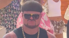 Cine este tânărul din Ibiza care a rupt internetul cu tunsoarea lui tip ”castron”. Look-ul care a devenit viral