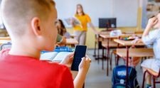 O țară din Europa ia măsuri drastice: telefoanele mobile vor fi interzise în școli pentru copiii sub 16 ani