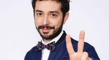Marius Moga, prezent la o nuntă cu baronese, conți și lorzi, la Palatul Știrbey. Artistul este total schimbat. A fost naș pentru baroneasa Nicoleta Scarlat și lordul Răzvan Vasile de Brattleby