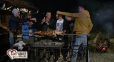Inainte de nunta mirii au avut parte de petreceri pe cinste, alaturi de prieteni