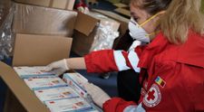 Crucea Roșie Română aduce speranța | Un milion de măști sanitare au ajuns în „prima linie”
