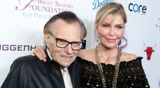 Larry King divorțează a opta oară. Soția lui a aflat din presă că starul nu o mai vrea