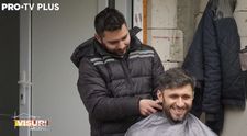 Dragoș Bucur se lasă tuns de unul dintre participanții Visuri la cheie