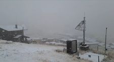 Ninge pe Transfăgărășan! Imagini cu prima ninsoare din această toamnă. Drumarii intervin deja cu utilajele - VIDEO