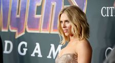 Puțini au recunoscut-o când au văzut-o așa. Scarlett Johanson, apariție incognito la cumpărături