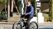 Arnold Schwarzenegger s-a apucat să repare o groapă pe o stradă din Los Angeles. Actorul a oferit un exemplu pentru comunitate