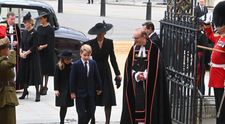 Cel mai trist rămas-bun: Prințul George și prințesa Charlotte, solemni la înmormântarea străbunicii lor, Regina