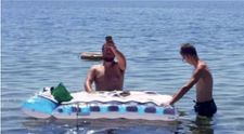 Moment viral! Un preot a ținut slujba în slipi, iar altarul a fost o saltea gonflabilă