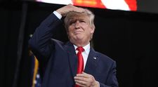 Donald Trump, dat în judecată de o fostă angajată pe care a sărut-o cu forța