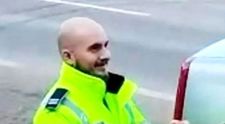 Motivul pentru care un polițist român și-a oprit iubita în trafic! „I-a dat o amendă de zile mari”
