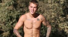 Corpul care atrage o multime de tinere. Justin Bieber si-a etalat abdomenul care il face sa fie inconjurat de frumuseti