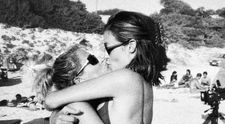 Nu s-au ascuns și s-au sărutat pasional în văzul lumii! Cum a fost surprinsă prezentatoarea Cat Deeley alături de creatoarea de modă Charlie Brear
