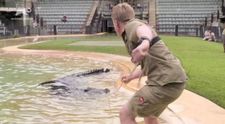 Robert Irwin, fiul ”Vânătorului de crocodili”, prins în ”răsucirea morții” de un crocodil de 4 metri și 325 kg!