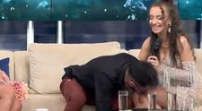 Armin Nicoară i-a sărutat, din nou, picioarele nașei! Artistul s-a aplecat deasupra femeii și a pupat-o, de față cu soția lui. Cum a reacționat Claudia Puican