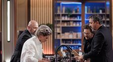 Finala MasterChef, 11 decembrie 2024. Proba felului principal debutează cu emoții din ce în ce mai mari. Concurenții gândesc cele mai sofisticate preparate, cu care să îi convingă pe chefi că merită să fie câștigători: „Adrenalina asta am mai simțit-o doar când m-am dat într-un roller coaster”