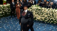 Rihanna, însărcinată din nou, la un an după nașterea celui de-al doilea copil! Artista și-a etalat burtica la Met Gala, într-o ținută excentrică