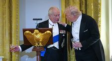 Reacția amuzantă a regelui Charles când Donald Trump l-a întrebat, în glumă: ”Ești beat?”